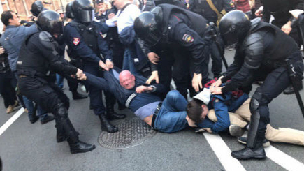 Петербург: задержаны и избиты участники согласованного шествия за свободные выборы