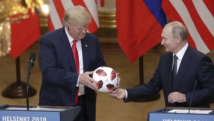 В подаренном Путиным Трампу мяче нашли чип