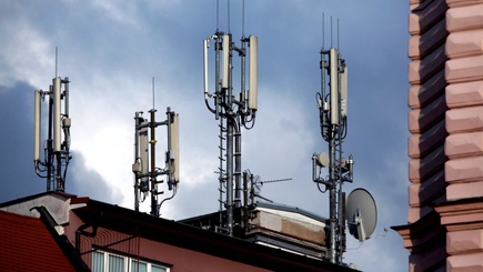 Операторы сотовой связи выступили против решения правительства предоставить лицензии левобережной компании