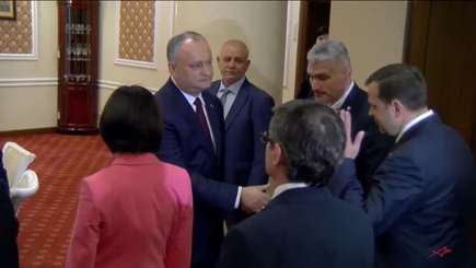 Нэстасе и Санду отказались пожать руку президенту. ВИДЕО