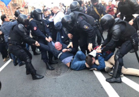 Петербург: задержаны и избиты участники согласованного шествия за свободные выборы