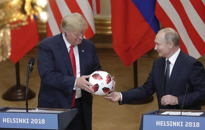В подаренном Путиным Трампу мяче нашли чип