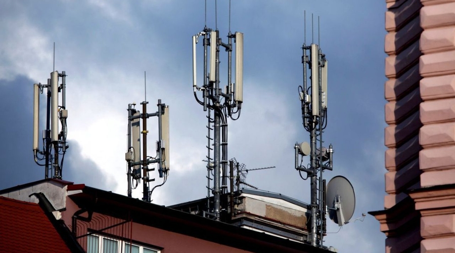 Операторы сотовой связи выступили против решения правительства предоставить лицензии левобережной компании