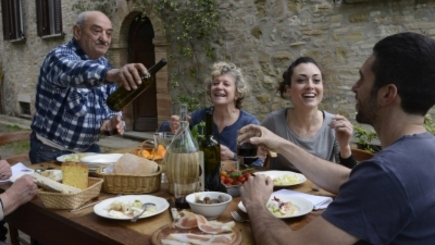 Президент Италии подписал закон о снижении пенсионного возраста и введении базового дохода в 780 евро на человека