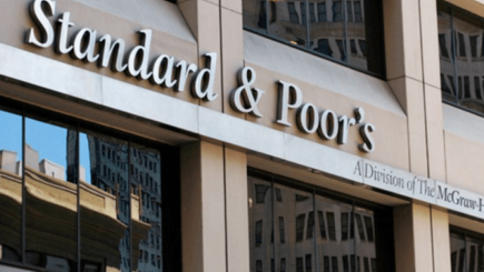 S&P предсказало России ужесточение санкций и отток инвестиций