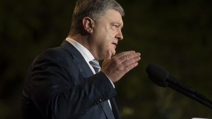 Порошенко: РФ празднует День Победы в милитарном угаре, агрессивно ощетинившись на весь мир