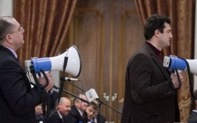 Депутатам запретят мегафоны