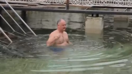 И.Додон нырнул в прорубь раз в год - навсегда смыл грехи! И дальше можно жить как обычно!