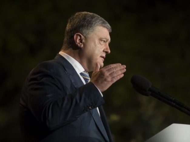 Порошенко: РФ празднует День Победы в милитарном угаре, агрессивно ощетинившись на весь мир