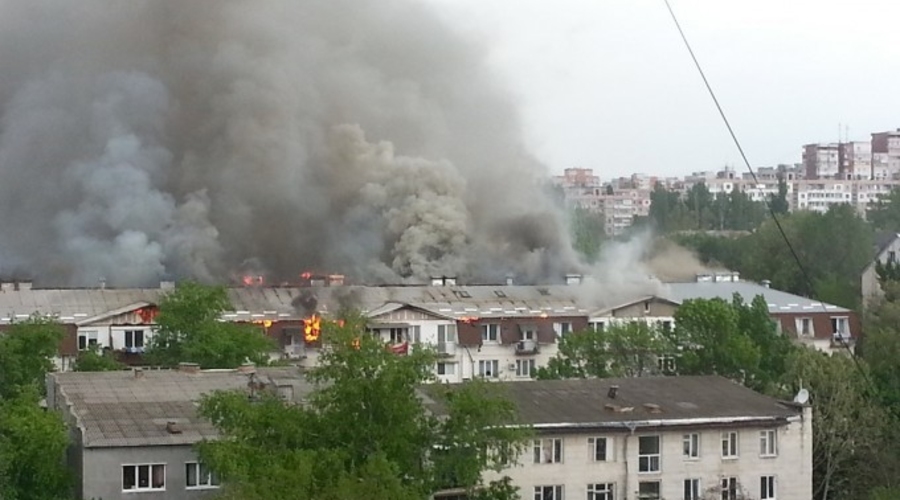 На Ботанике сгорел мансардный этаж