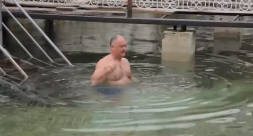 И.Додон нырнул в прорубь раз в год - навсегда смыл грехи! И дальше можно жить как обычно!