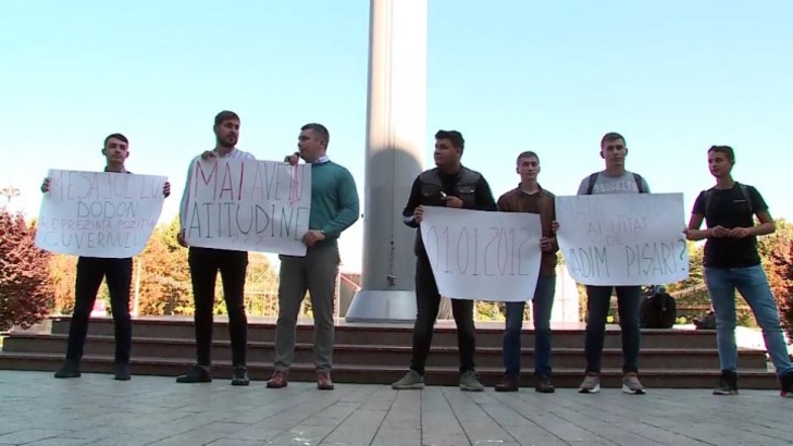 Протест перед правительством: от Майи Санду требуют озвучить позицию к словам Додона с трибуны ООН