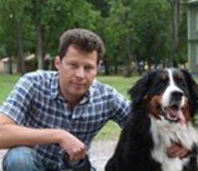 Этот человек поддерживает Ренато Усатого. И угрожает тем, кто не разделяет его позицию.