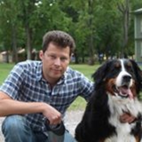 Этот человек поддерживает Ренато Усатого. И угрожает тем, кто не разделяет его позицию.