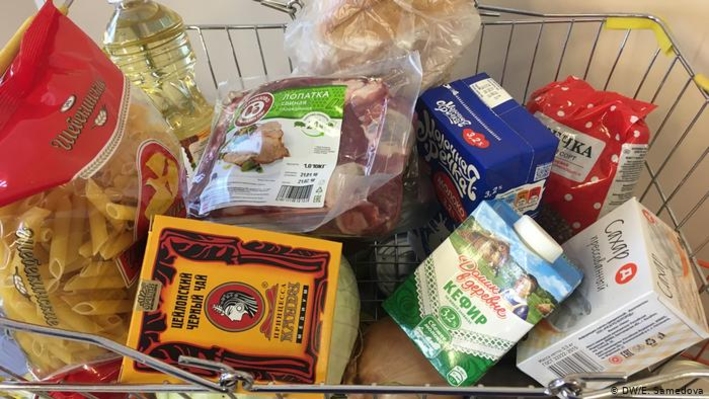 Почти половине семей в России хватает средств только на еду и одежду