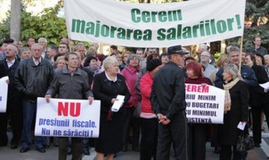 Профсоюзы снова требовали повысить учителям зарплату