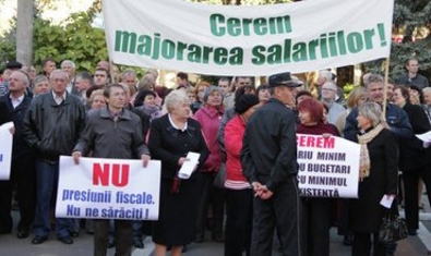 Профсоюзы снова требовали повысить учителям зарплату