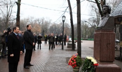 Михай Эминеску «принимал» цветы от молдавских политиков