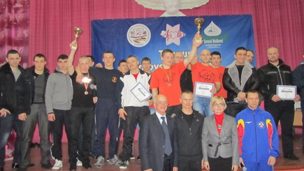 Нет, не перевелись богатыри!