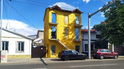 В центре Кишинёва семья госслужащих построила четырёхэтажный особняк