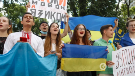 Украина не запрещает русский язык. Она защищает украинский