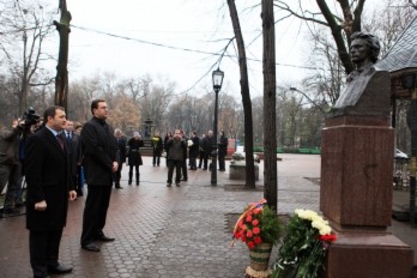 Михай Эминеску «принимал» цветы от молдавских политиков