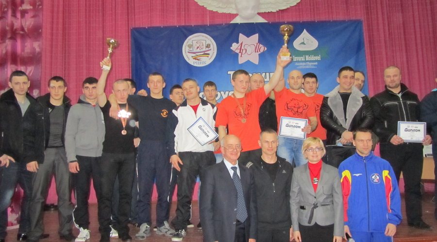 Нет, не перевелись богатыри!