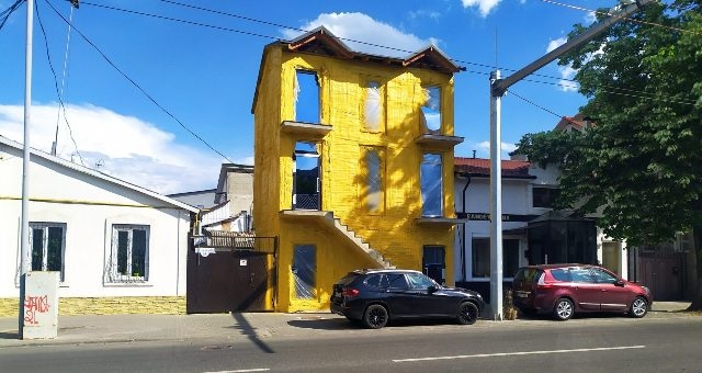 В центре Кишинёва семья госслужащих построила четырёхэтажный особняк