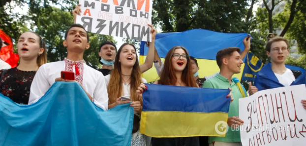 Украина не запрещает русский язык. Она защищает украинский