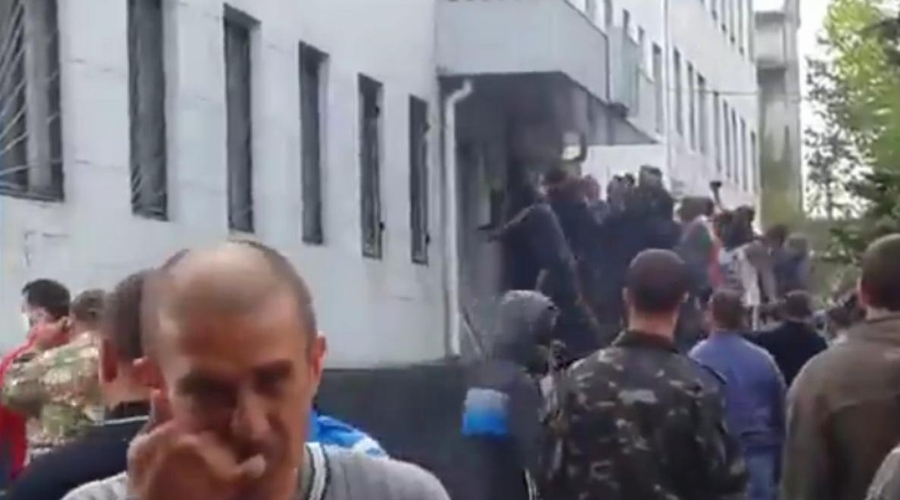 На Донбассе захвачены 3 админздания