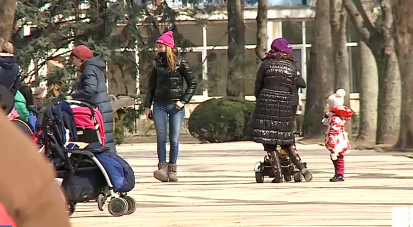 Матери осуждают Майю Санду, которая заблокировала повышение пособий для детей