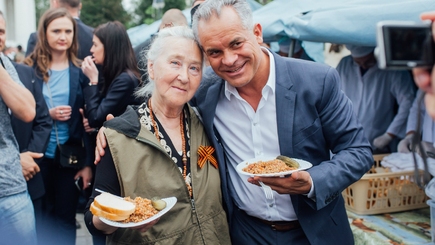 Солдатская каша ветеранам. У Кафедрального собора работала военно-полевая кухня