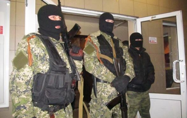 За поребриком