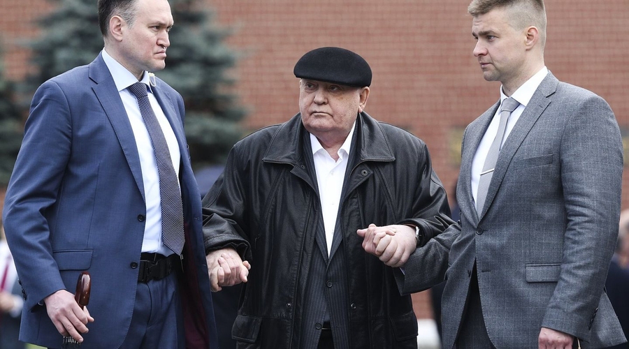 Он пришел на контрасте после трех дряхлых, выживших из ума генсеков.