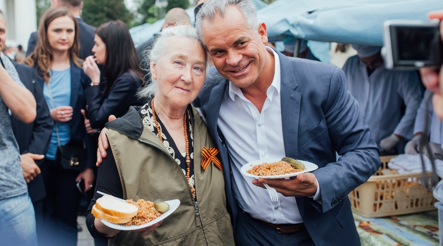 Солдатская каша ветеранам. У Кафедрального собора работала военно-полевая кухня