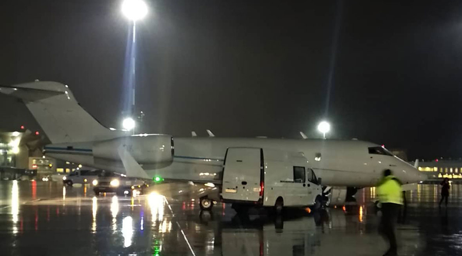 В Пулково автомобиль столкнулся с самолетом