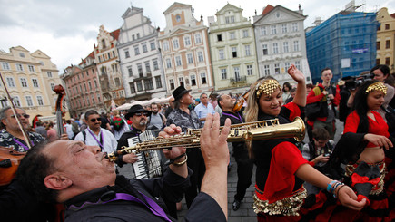 Эй,  ромалы...