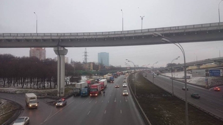 Дальнобойщики запустили «улитку» на МКАД