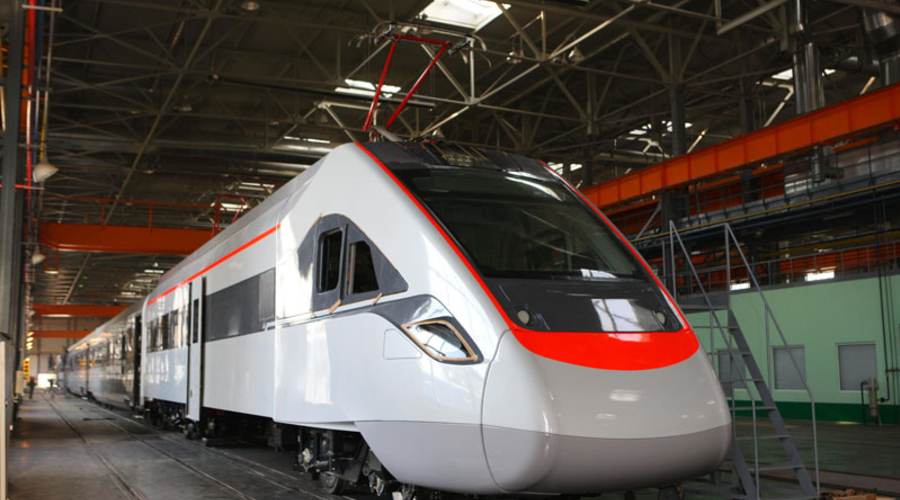 Украинский  поезд с лёгкостью обогнал 