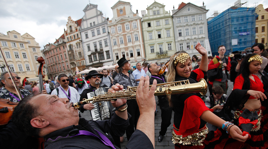 Эй,  ромалы...