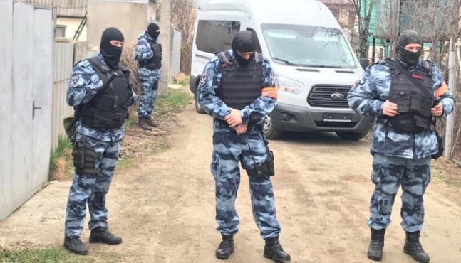 После обысков в Крыму 12 человек увезли в ФСБ