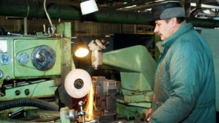 Гайки в стране крутить некому