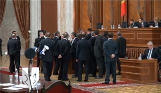 Коммунисты блокируют центральную трибуну в парламенте