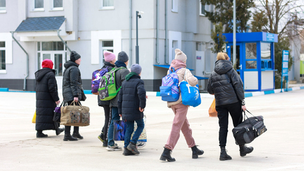 Беженцы уезжают