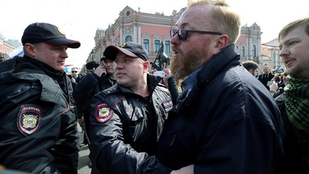 Видео: Милонова поколотили на митинге ЛГБТ в Петербурге