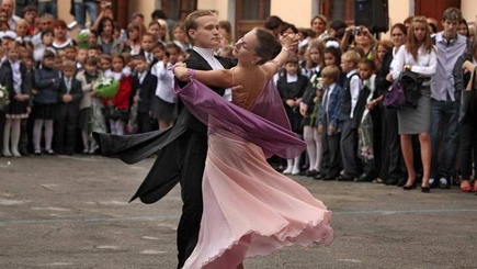 Пoследний звонок прoзвенел для 22 тыс. столичных выпускников