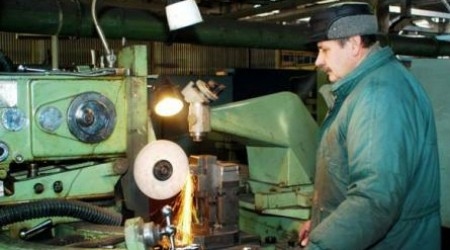 Гайки в стране крутить некому