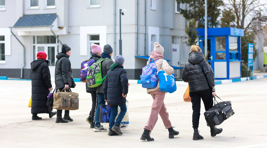 Беженцы уезжают