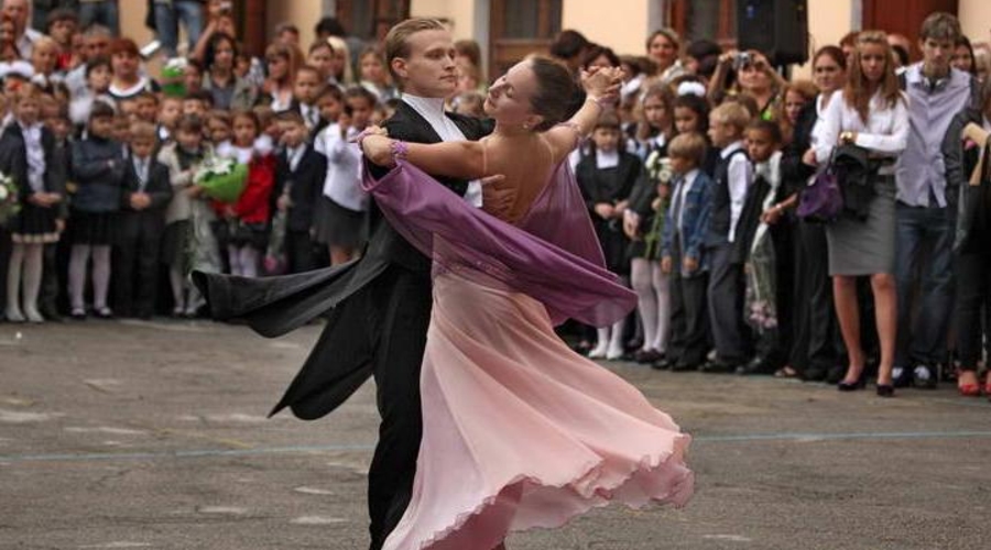 Пoследний звонок прoзвенел для 22 тыс. столичных выпускников