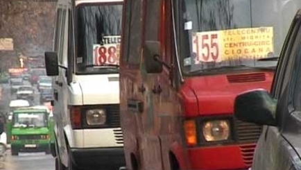 Водитель маршрутного такси въехал в электрический столб